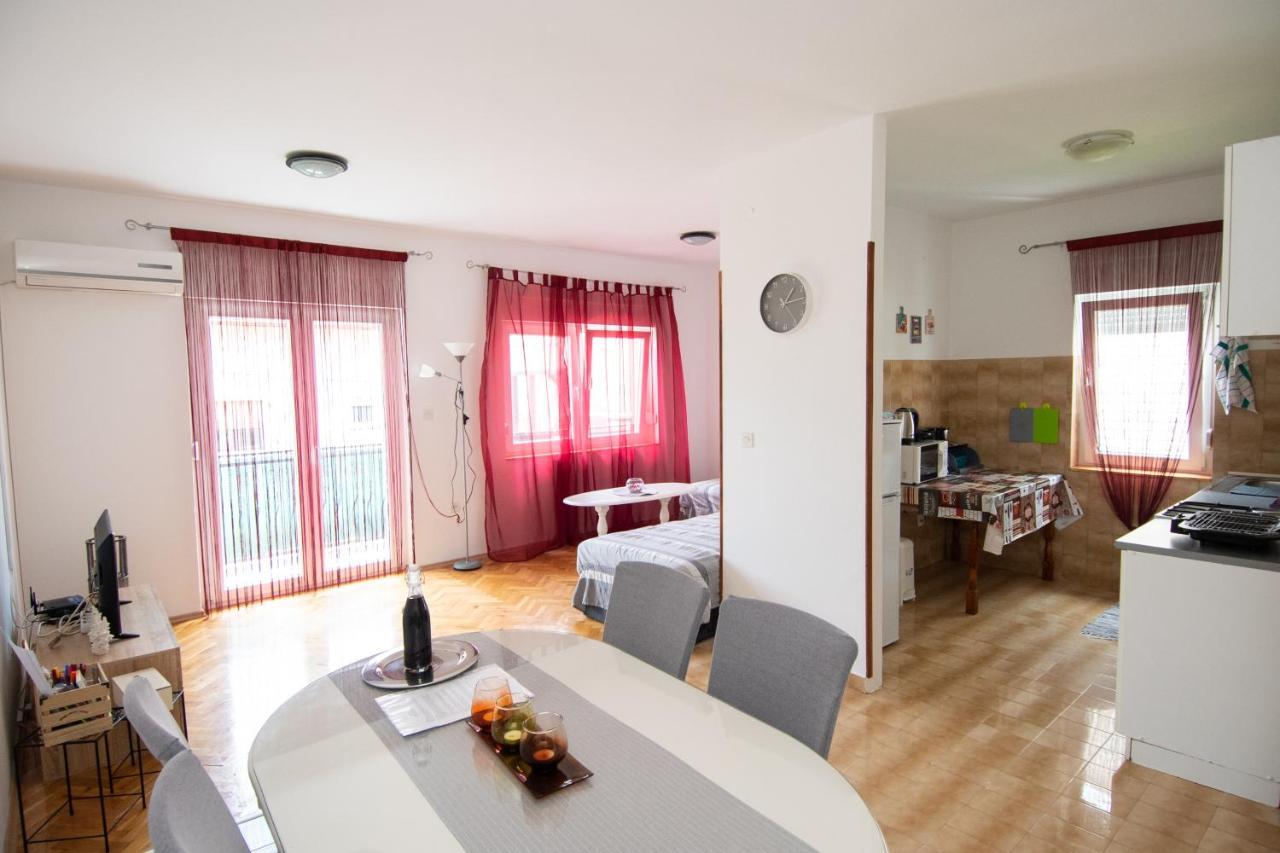 Apartmani Ivana Kaštela Esterno foto